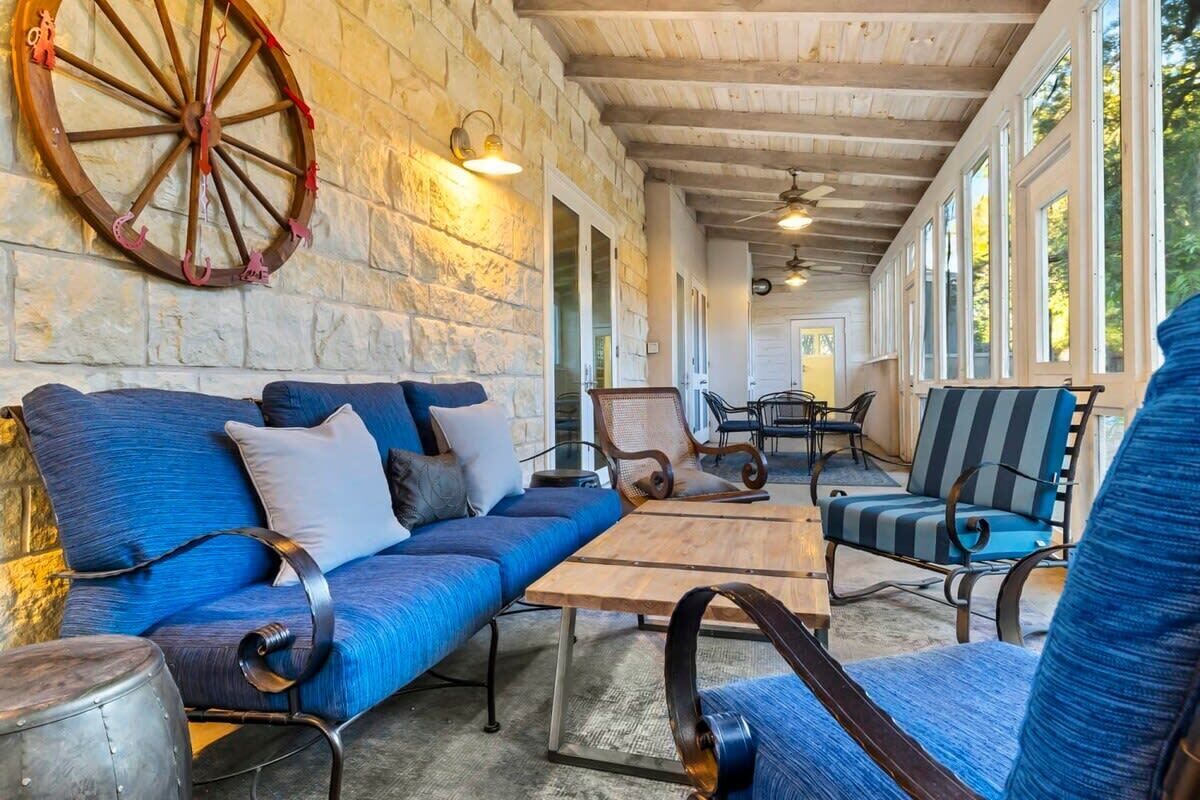 Family Retreat / Pool / Ping Pong / Hot Tub - Fredericksburg, TX