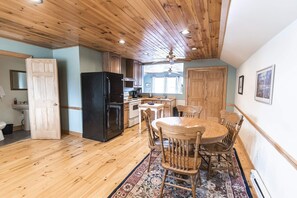 Dining - Vacation Rental: The Loft at the Barn (Harpers Ferry)