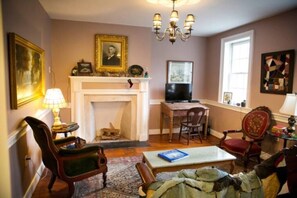 TV - Light Horse Inn: Suite 3 (Harpers Ferry)