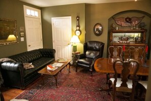 TV - Light Horse Inn: Suite 3 (Harpers Ferry)