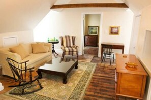 TV - Light Horse Inn: Suite 3 (Harpers Ferry)