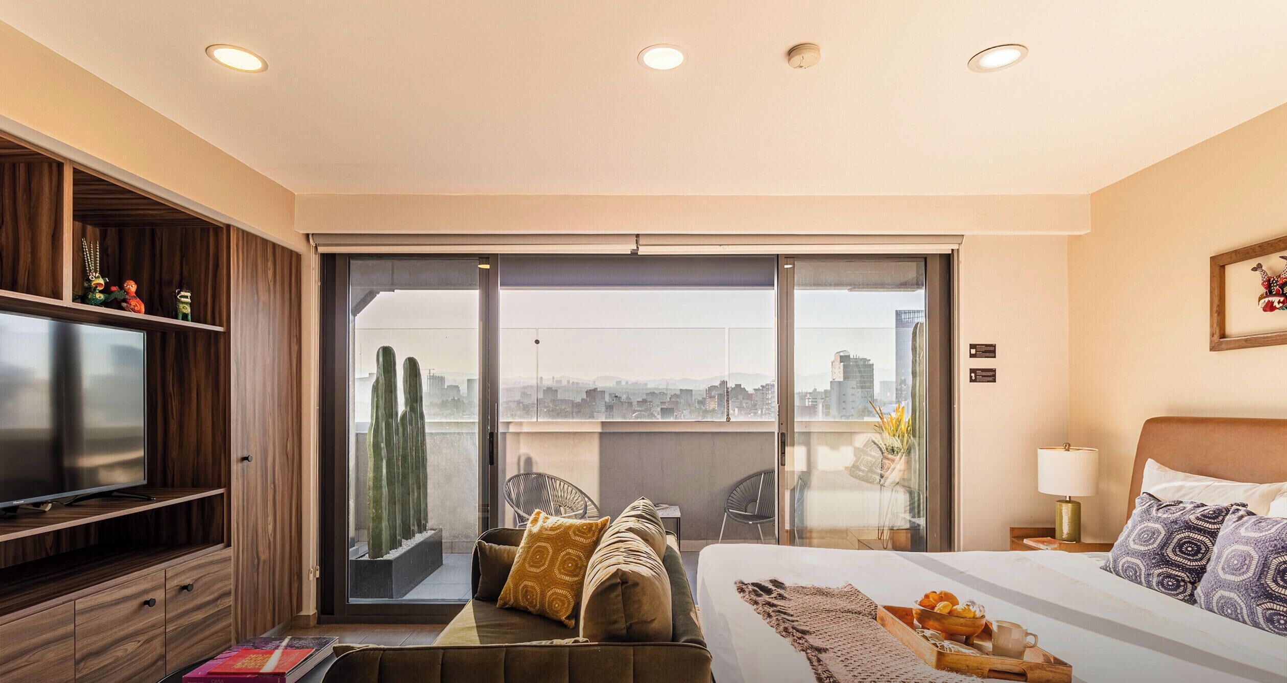 2 habitaciones, escritorio y tabla de planchar con plancha 