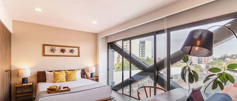 2 عدّة غرف نوم ومكتب ومكواة/لوح كي وسرير سفر