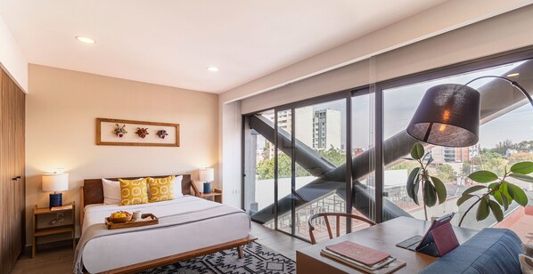 2 quartos, escrivaninha, ferros/tábuas de passar roupa, berço de viagem