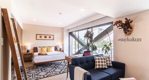 2 quartos, escrivaninha, ferros/tábuas de passar roupa, berço de viagem