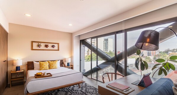 2 dormitorios, escritorio, tabla de planchar con plancha y cuna de viaje