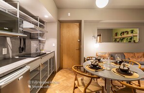 Geladeira, micro-ondas, fogão, cooktop