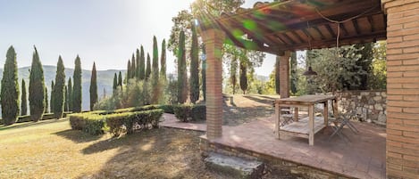 Villa Familiale, plusieurs chambres, 2 salles de bains (Casale Al Sole Tra Le Vecchie Vigne 6) | Restauration extérieure