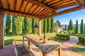 Family Villa, Multiple Bedrooms, 2 Bathrooms (Casale Al Sole Tra Le Vecchie Vigne 6) | Outdoor dining