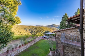 Family Villa, Multiple Bedrooms, 2 Bathrooms (Casale Al Sole Tra Le Vecchie Vigne 6) | Property grounds