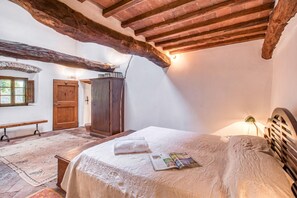 Family Villa, Multiple Bedrooms, 2 Bathrooms (Casale Al Sole Tra Le Vecchie Vigne 6) | 3 bedrooms, free WiFi, bed sheets