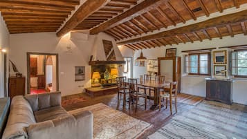 Family Villa, 3 Bedrooms, 2 Bathrooms (Casale Al Sole Tra Le Vecchie Vigne 6) | Living area | Stereo