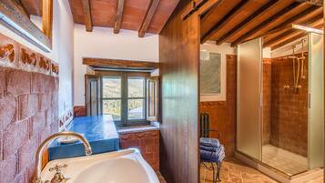Family Villa, Multiple Bedrooms, 2 Bathrooms (Casale Al Sole Tra Le Vecchie Vigne 6) | Bathroom | Combined shower/bathtub, hair dryer, bidet, towels