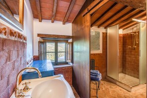 Family Villa, Multiple Bedrooms, 2 Bathrooms (Casale Al Sole Tra Le Vecchie Vigne 6) | Bathroom | Combined shower/bathtub, hair dryer, bidet, towels - Casale Al Sole Tra Le Vecchie Vigne 6 (Radda in Chianti)