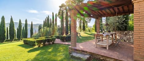 Familievilla, flere soverom, 2 bad (Casale Al Sole Tra Le Vecchie Vigne 6) | Utendørsservering