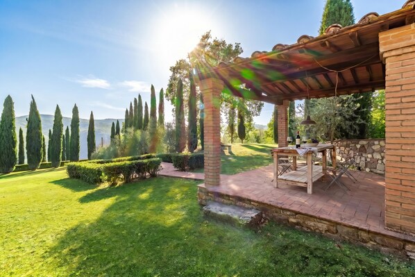 Family Villa, Multiple Bedrooms, 2 Bathrooms (Casale Al Sole Tra Le Vecchie Vigne 6) | Outdoor dining