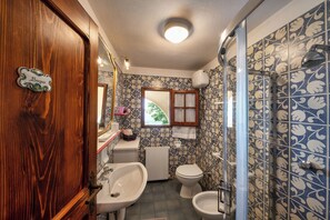Combined shower/tub, bidet, towels, soap - Home in Tusany With Private Pool&tennis (Loro Ciuffenna)
