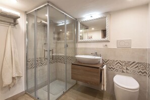 Ensemble douche/baignoire, bidet, serviettes fournies, savon