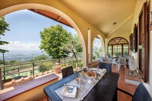 Outdoor dining - Home in Tusany With Private Pool&tennis (Loro Ciuffenna)