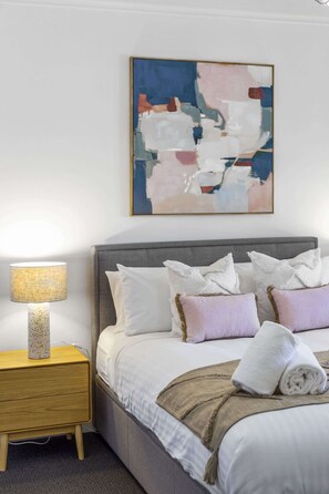 2 عدّة غرف نوم ومكواة/لوح كي وواي فاي وملاءات أسرّة