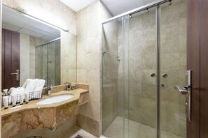 Apartamento design | Banheiro | Banheira e chuveiro separados, secador de cabelo, toalhas de banho
