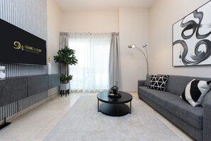 Leilighet – design | Oppholdsområde | En 55-tommers smart-TV med kabel-kanaler