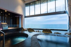 ساونا، حوض استحمام ساخن، غرفة بخار، جلسات تدليك الأنسجة العميقة