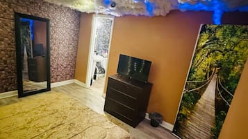 1 makuuhuone, tallelokero huoneessa, työpöytä, silitysrauta/-lauta