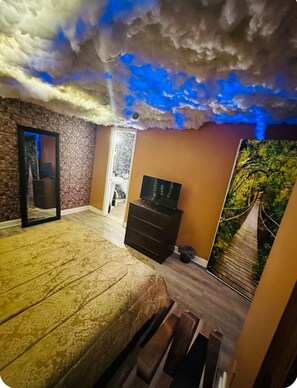 1 habitación, caja de seguridad en la habitación y escritorio