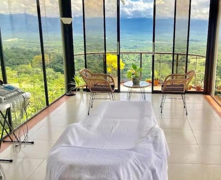 Hot stone massages, deep-tissue massages, Swedish massages. Mountain Top Park Hotel