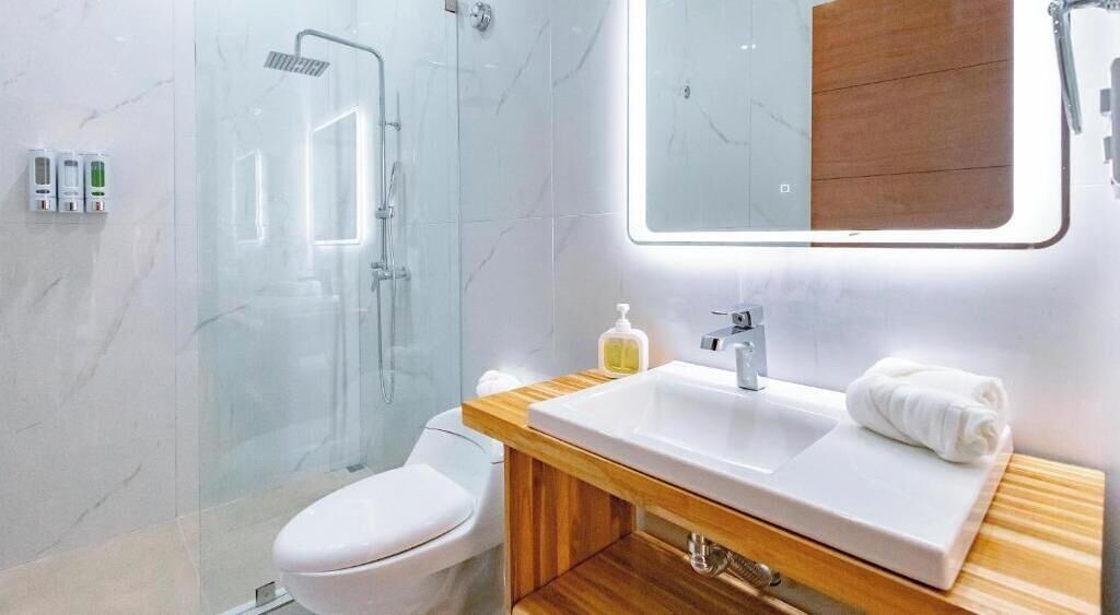 Ensemble douche/baignoire, sèche-cheveux, serviettes fournies