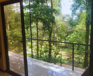 Basic Room | Desk, laptop workspace, free WiFi - Mountain Top Park Hotel (Quepos)