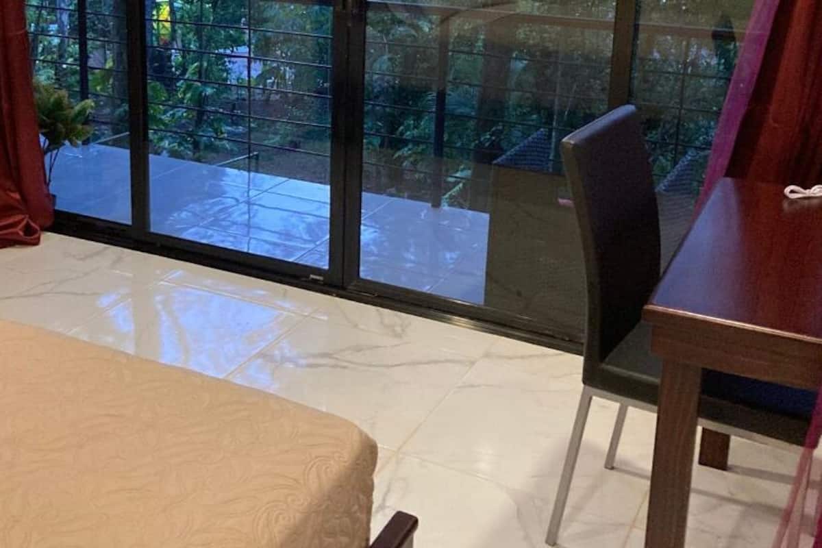 1 habitación, escritorio y espacio para trabajar con laptop
