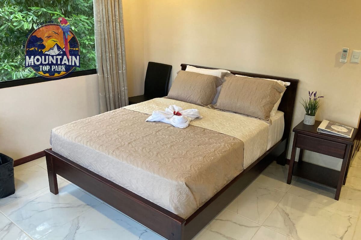 Escriptori, espai de treball apte per a portàtils i wifi gratuïta