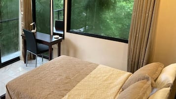 Basic Room | Desk, laptop workspace, free WiFi, bed sheets