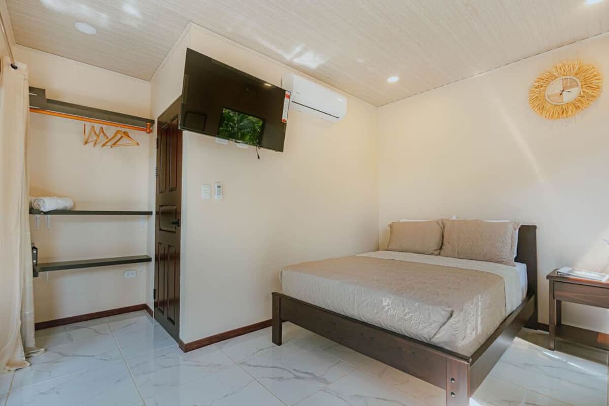 1 habitación, escritorio y espacio para trabajar con laptop