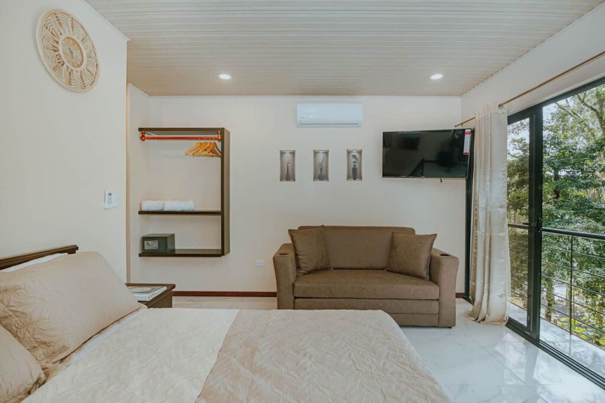 1 habitación, escritorio y espacio para trabajar con laptop