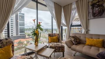Apartemen Comfort | Area keluarga | Smart TV