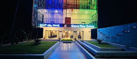 Vista frontal de la propiedad