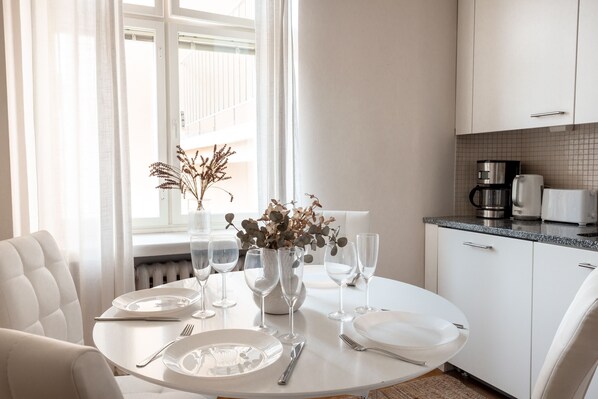 Apartamento luxo | Cozinha privada | Geladeira, micro-ondas, fogão, cooktop