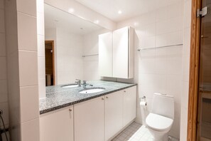 Bathroom - 2ndhomes Top Floor 3BR Apartment w Sauna (Helsinki)