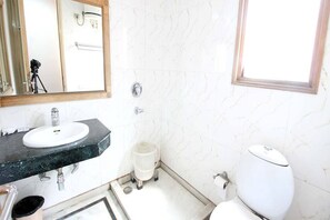 Habitación familiar | Baño | Ducha, cabezal de ducha tipo lluvia, secador de pelo y toallas