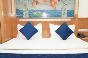 In-room safe, desk, rollaway beds, free WiFi - Hotel Kochar Continental (New Delhi)