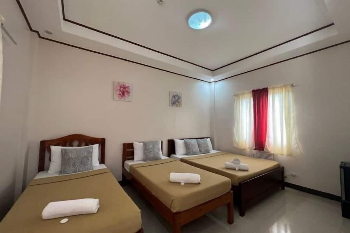 Escritorio, wifi gratis y ropa de cama