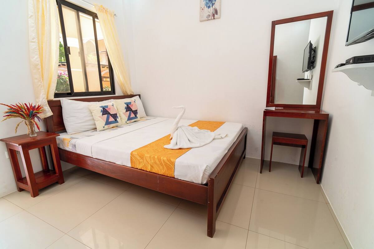 Desk, WiFi (free), bed sheets