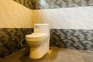 Bruser, gratis toiletartikler, hårtørrer, hjemmesko