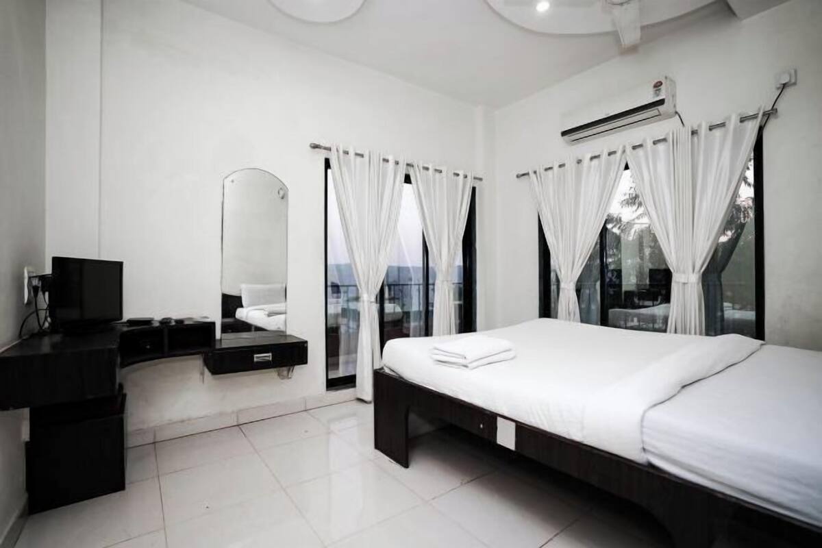 Minibar, desk, WiFi (free), bed sheets