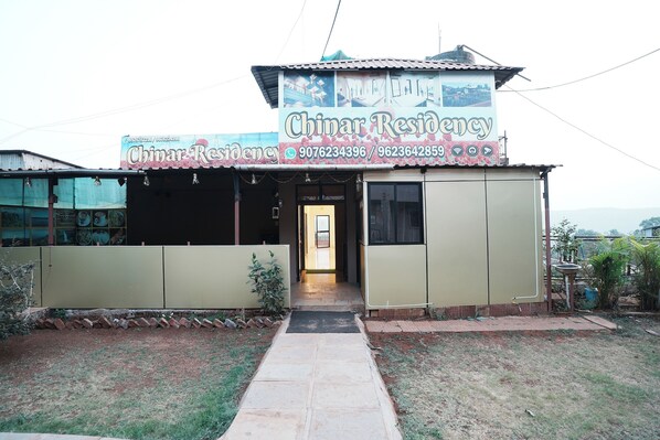 A building with a sign reading "Chinar Residency" and contact numbers. - Chinar Residency, Bondarwadi Road, Panchgani, Mahabaleshwar (Mahabaleshwar)