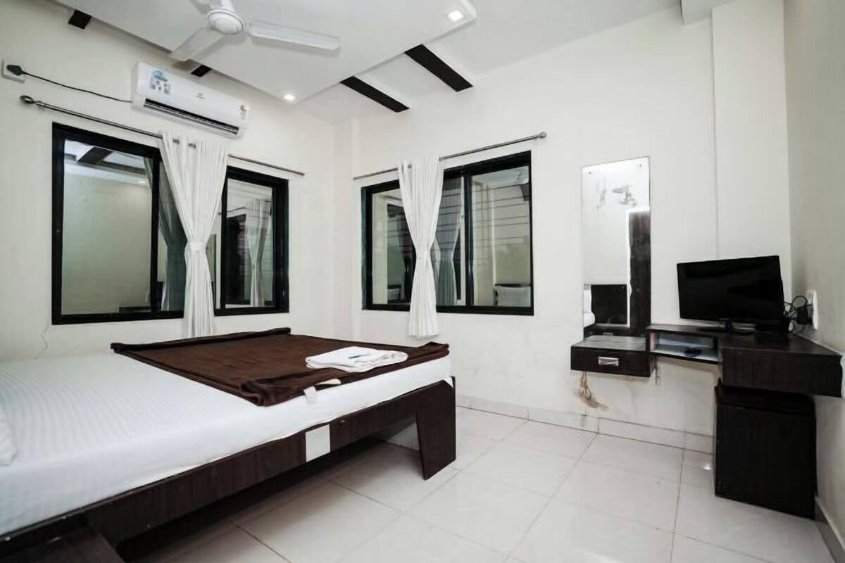 Minibar, desk, WiFi (free), bed sheets