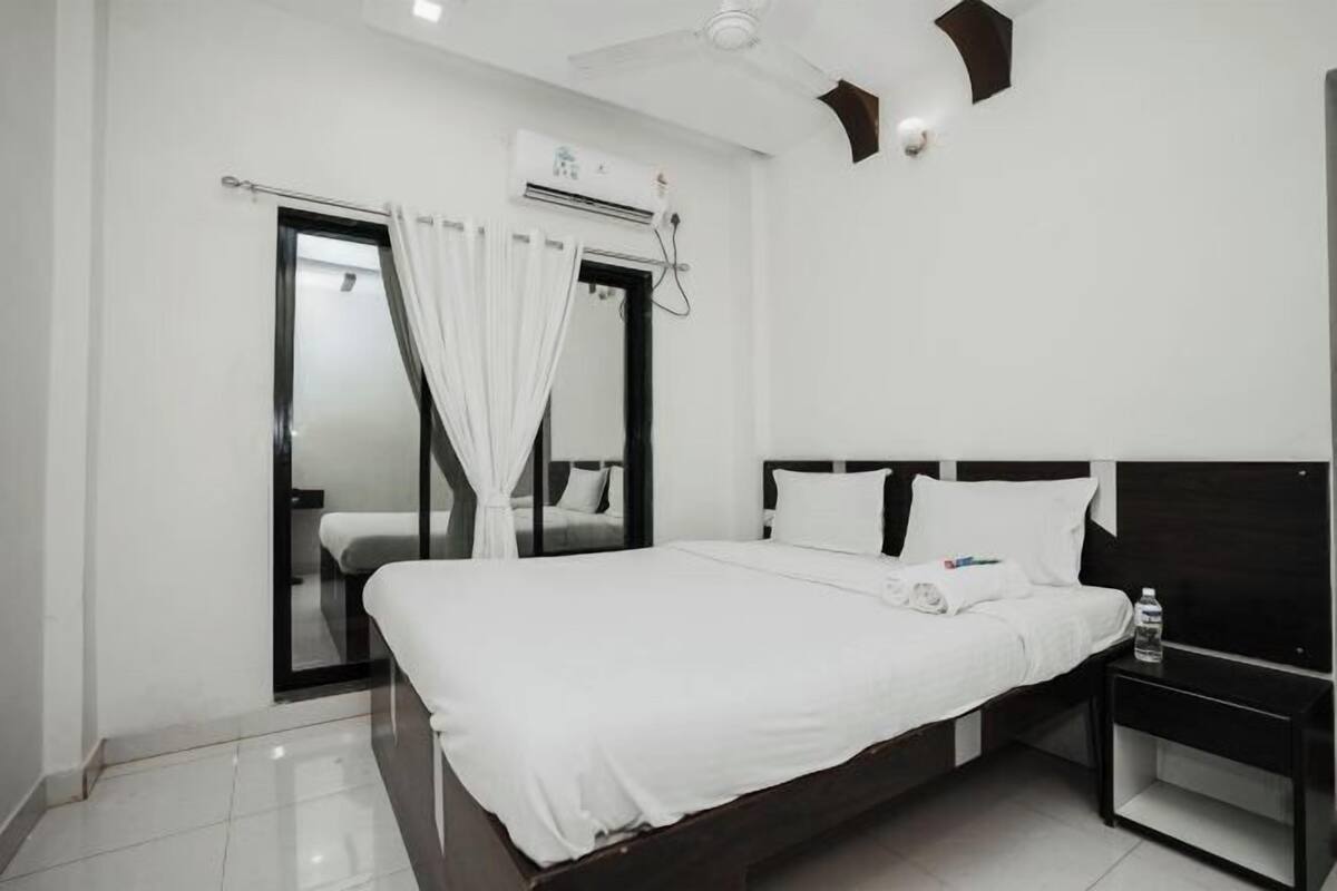 Minibar, desk, WiFi (free), bed sheets